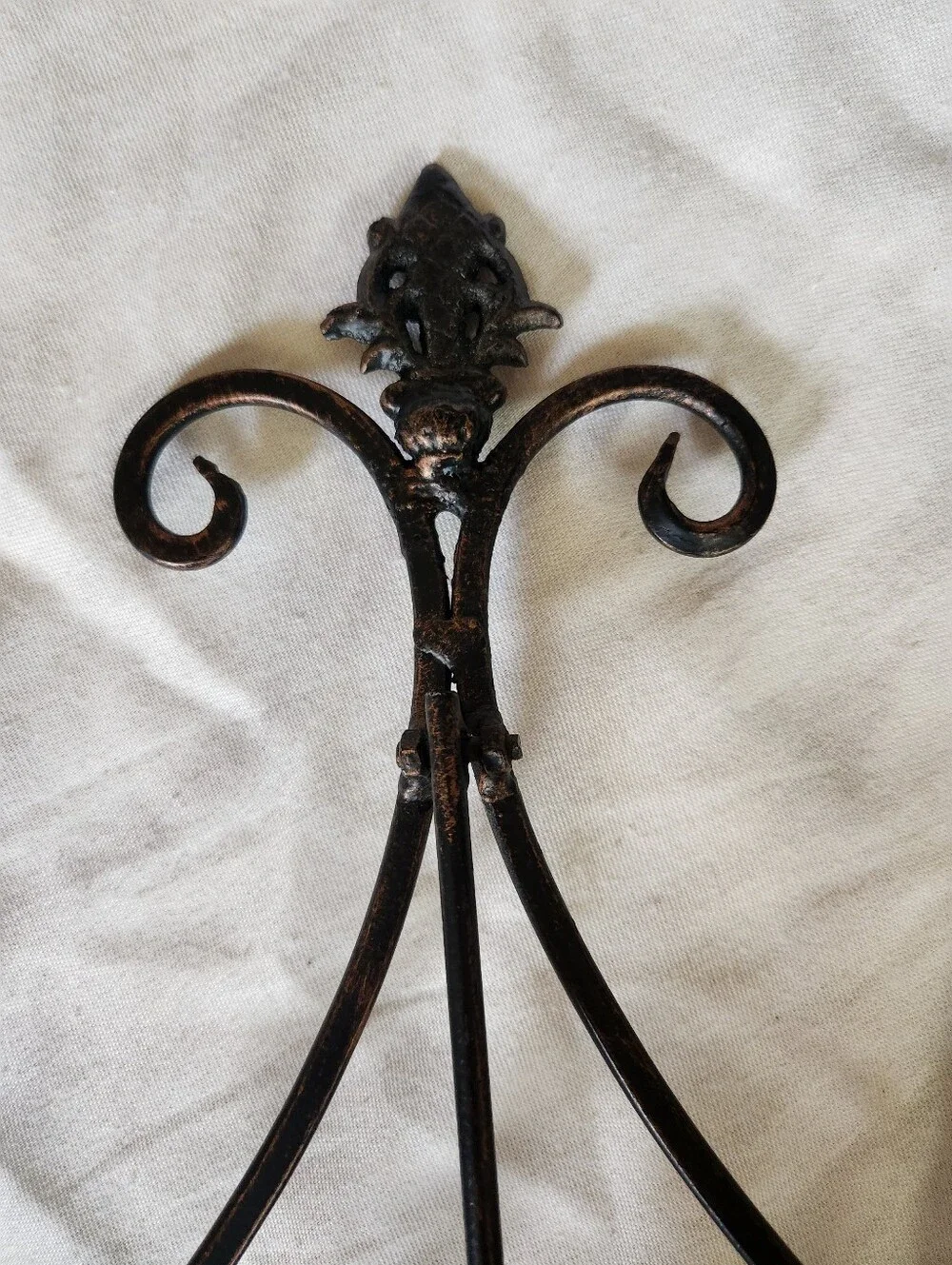 Vintage Style Scroll Metal Easel Plate Display Stand Black Copper Tone
